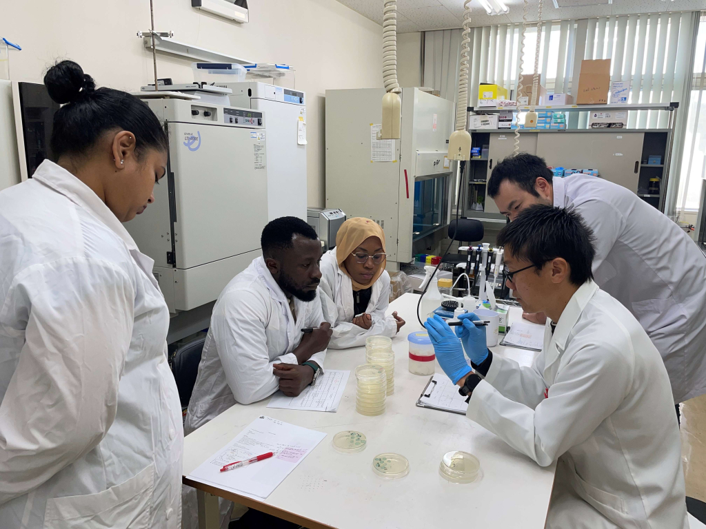 現地のラボ技術員が酪農学園大学で研修に参加